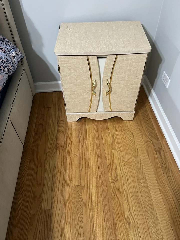 卧室套装略用。 购买不到一年的全尺寸床。 — 第 2/2 张图片