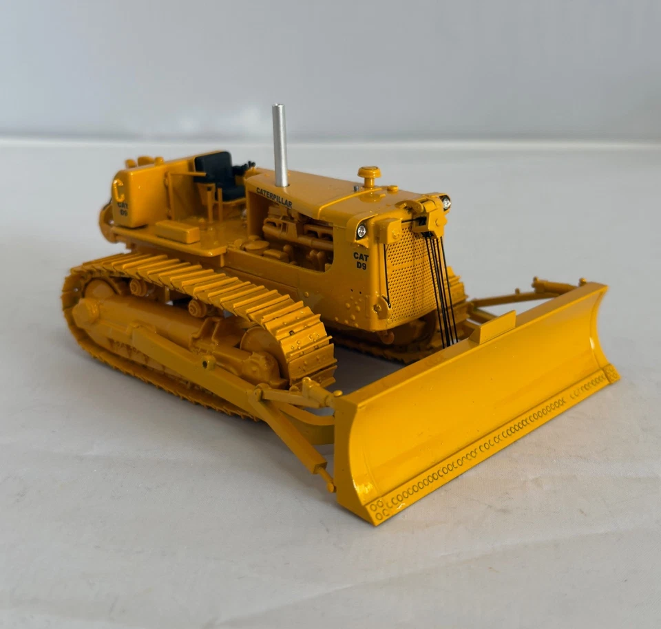 Resina 1/50 CAT D9 serie D con pistas de resina - Construido a medida por Fankit Models Foto 3 de 4