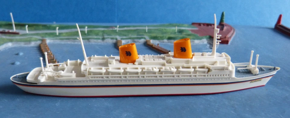 Wiking Kunststoff Modell 1 : 1250 Kreuzfahrtschiff Europa Hapag Lloyd 14,5 cm - Bild 2 von 4