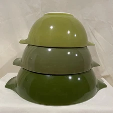 Pyrex Vintage Nesting Mixing Bowls Set of 3 Shades Of Green  444, 443, 442  Nice