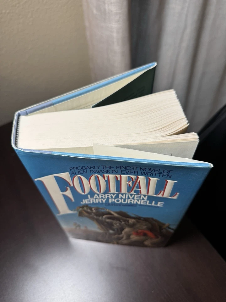 Footfall | by Jerry Pournelle and Larry Niven | Signed by both | 1st Ed. Sci Fi Foto 2 de 4