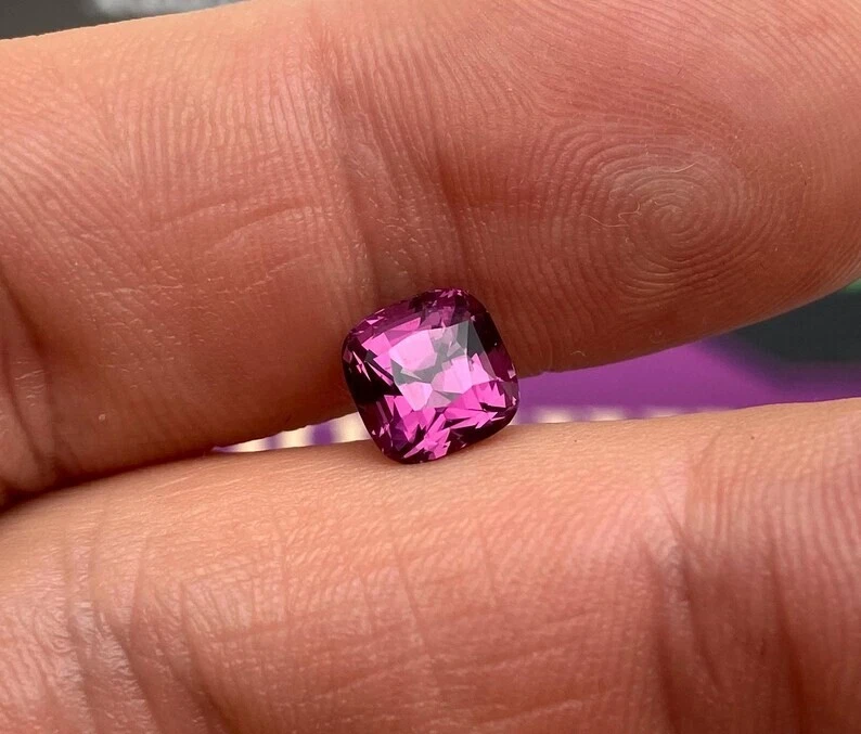 Натуральный малайский гранат россыпью драгоценный камень 3,17 карата, огранка подушка, сертификат GFCO - Изображение 2 из 4