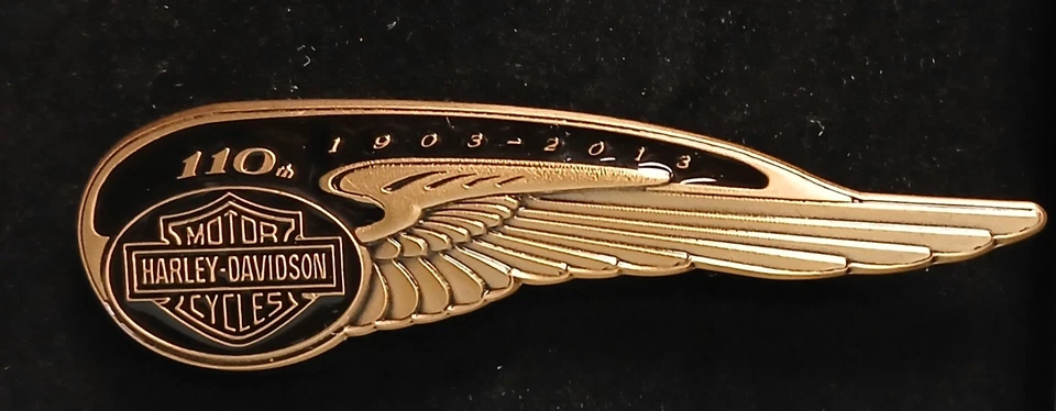 Значок на крылатый бак Harley Davidson 110th Anniversary 10 дюймов на 1 дюйм - Изображение 2 из 4