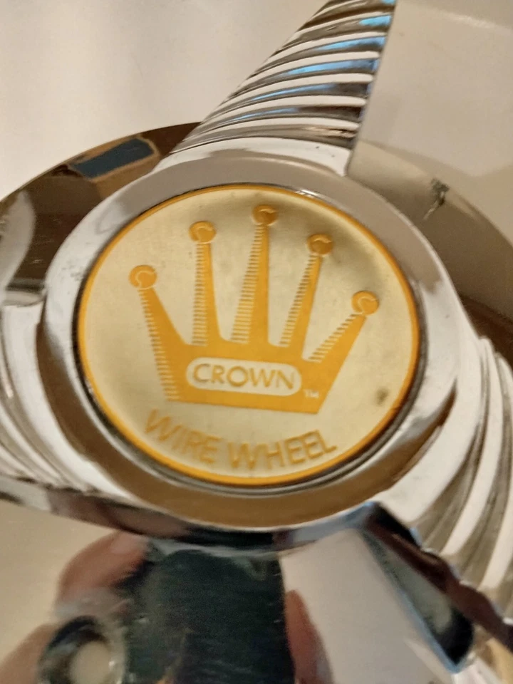 Ruedas X1 Crown Wire - Tapa central cromada de 7-1/4" emblema dorado parte giratoria 1850 Foto 2 de 4