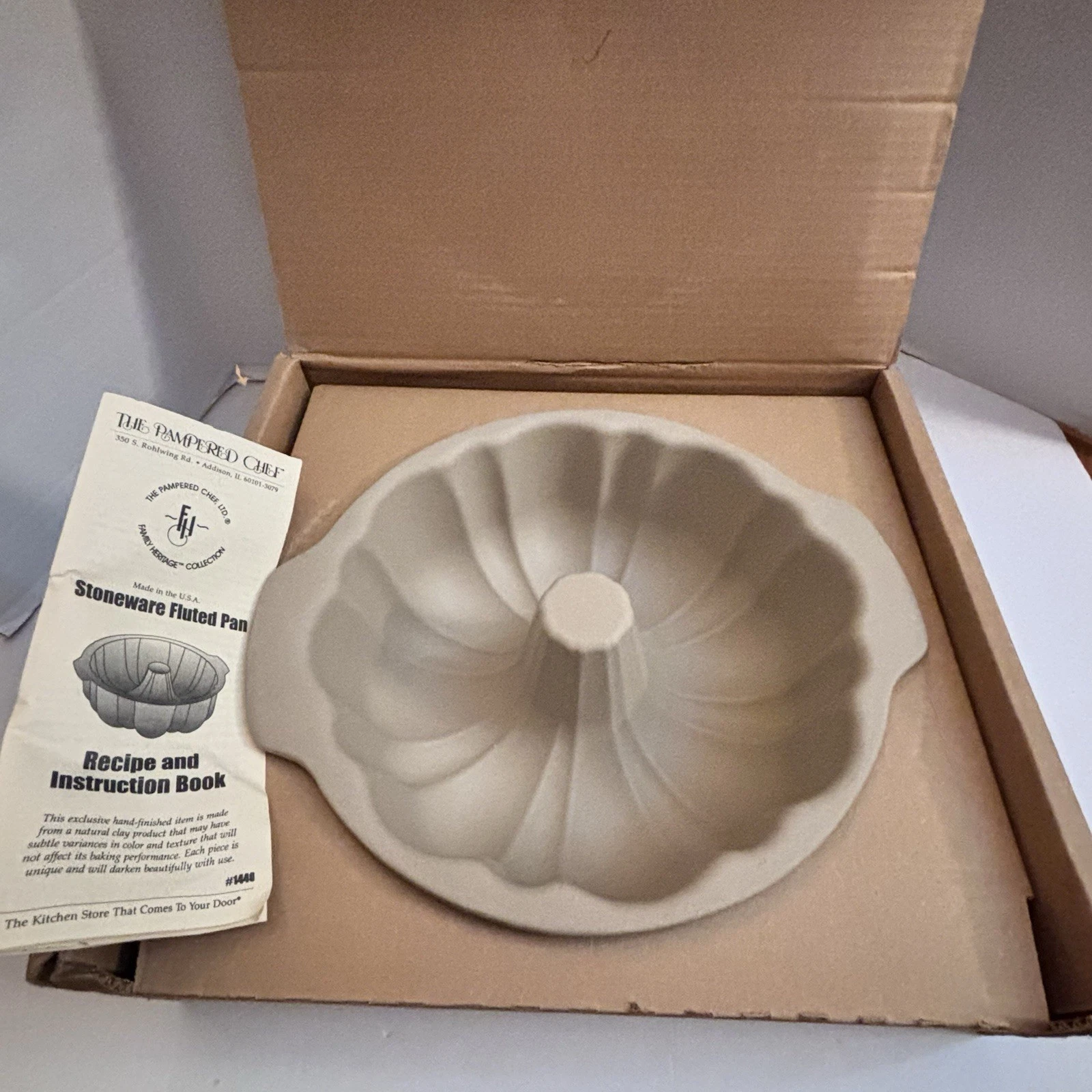 PAMPERED CHEF Stoneware Fluted Bundt Pan #1440