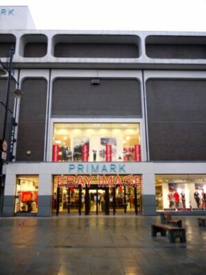 FOTO PRIMARK NORTHUMBERLAND STREET EIN MODERNER BLOCK UND TEIL DES 60ER JAHRE SCHEMAS