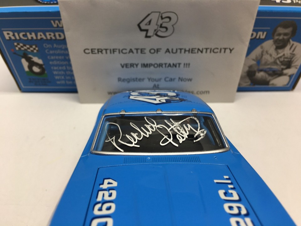 Miniature NASCAR 1/24 - 1957 Oldsmobile Cabriolet - Autographiée Richard Petty + Dale Inman