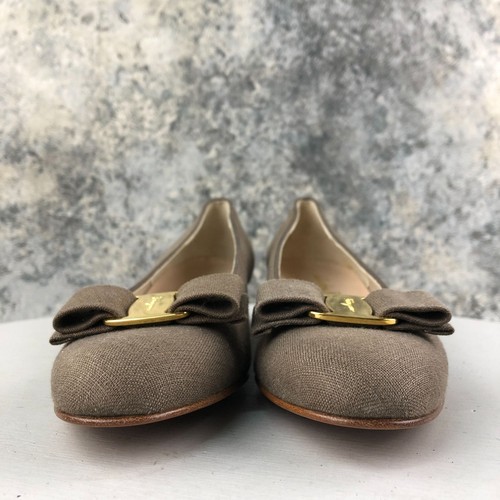 Salvatore Ferragamo Boutique NWOT Women's Size 8.5B Vara Brown Block Heel Pumps - Picture 2 of 18