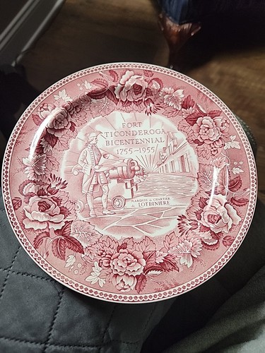 Wedgwood Fort Ticonderoga Bicentennial 9 1/8" Plate Red England 1954 Excellent - Picture 2 of 14