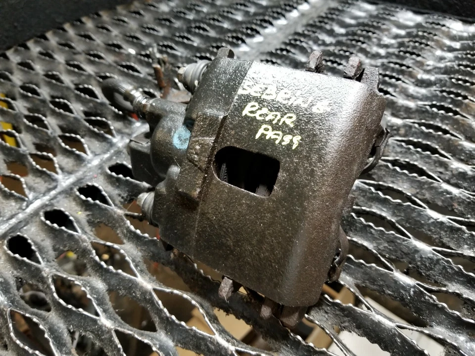 04 05 06 CHRYSLER SEBRING CONVERTIBLE PINZA DE FRENO LADO DEL PASAJERO TRASERO OEM Foto 4 de 4