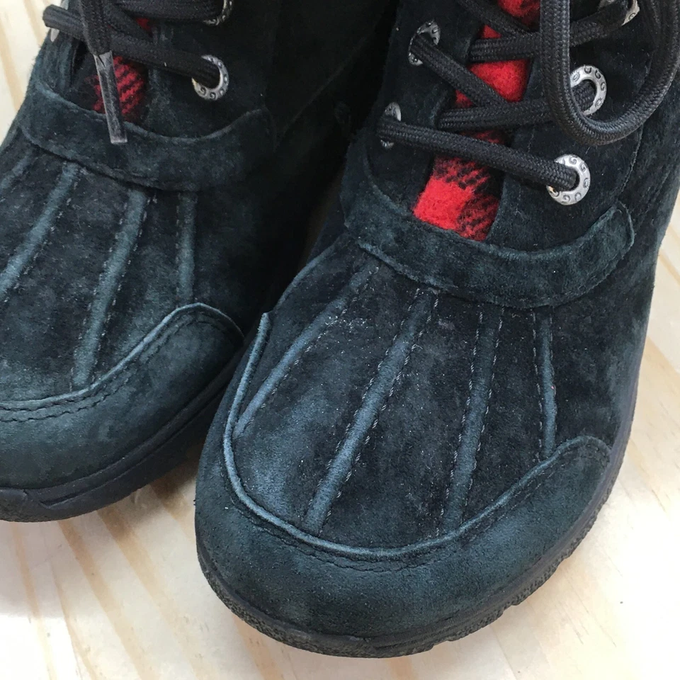 Botas UGG Juveniles 3 Buttle 2 Redwood Nieve Negro Rojo Cuero Buffalo Check 1019797K Foto 4 de 4
