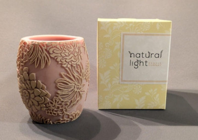 Natural Light Candle Company Duftkerze 4'' Chrysanthemum Hurricane (Sand/Violett)