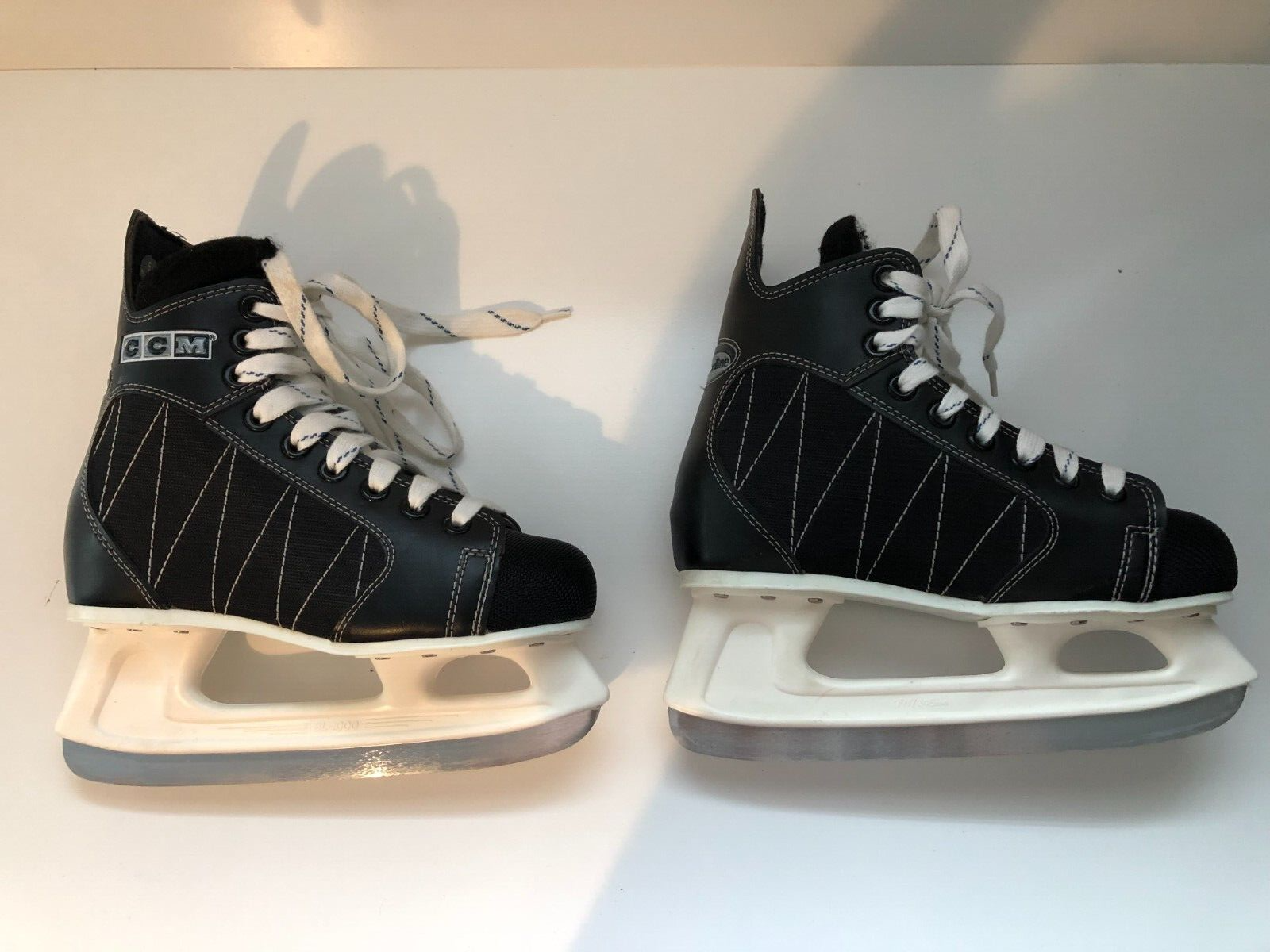 POWERLINE CCM 60 Youth Ice Hockey Skates Size 5 Black eBay