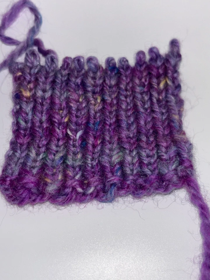 Fio auto-misturado feito à mão “Violet Yarn Burst” - Imagem 4 de 4