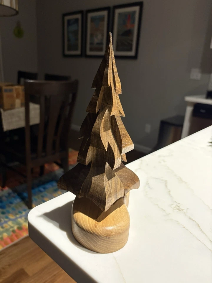 Escultura abstracta de árbol de madera tallada sobre base de madera pulida Foto 4 de 4