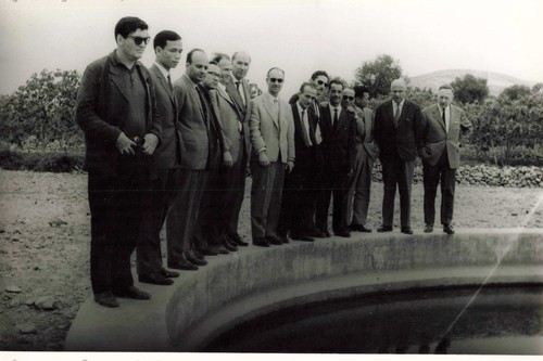 ANCIENNE PHOTOGRAPHIE CROATIE ENVIRONS DE SPLIT GROUPE HOMMES AUTOUR FONTAINE - Photo 1/2
