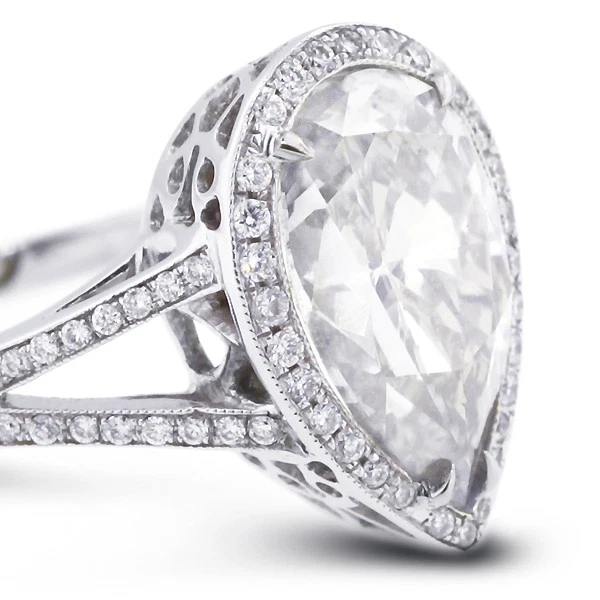 Anillo de piedra lateral con halo de diamantes extraídos en tierra con forma de pera G-SI1 de 4,18 quilates Foto 2 de 4