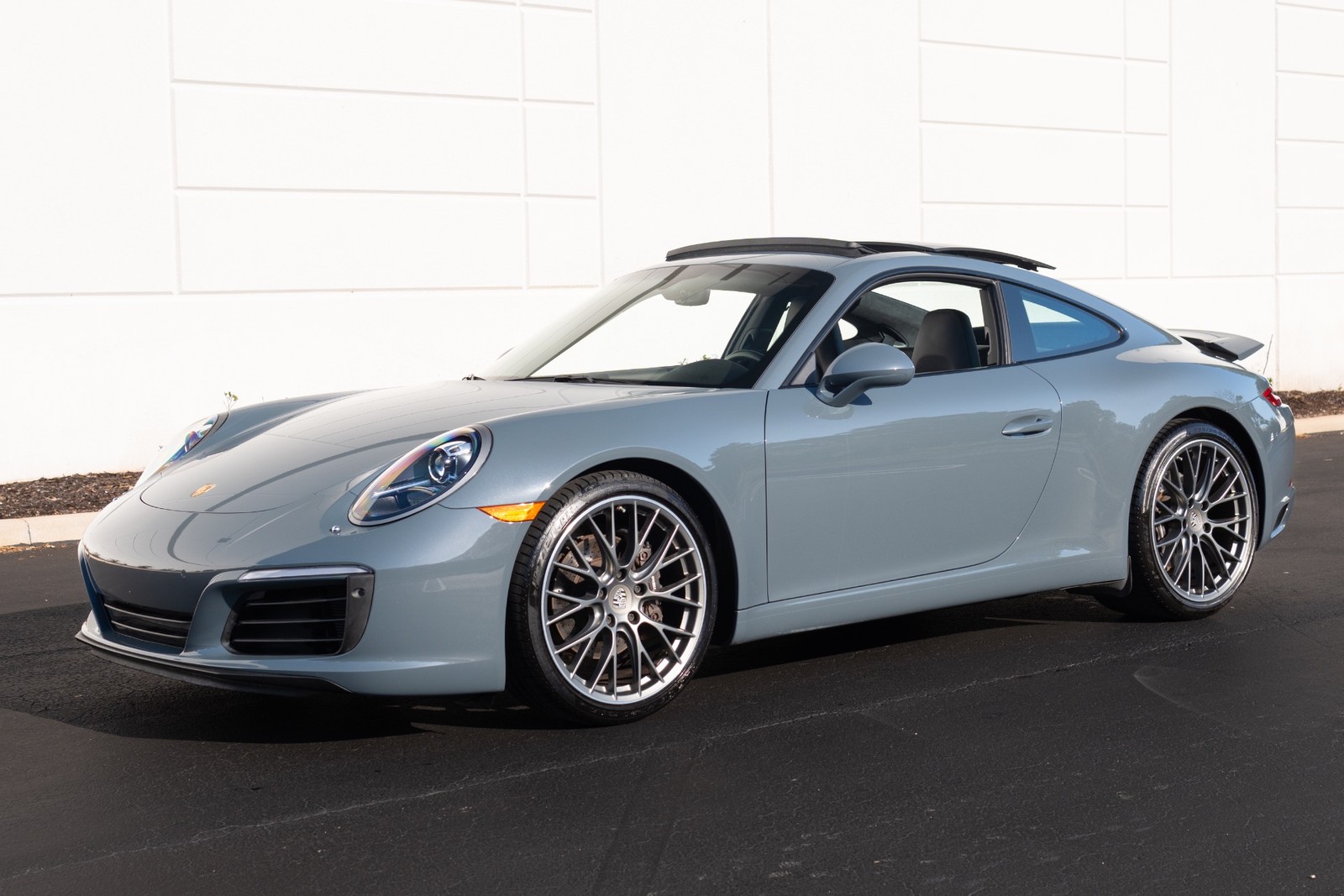 2017 Porsche 911 Carrera image 1
