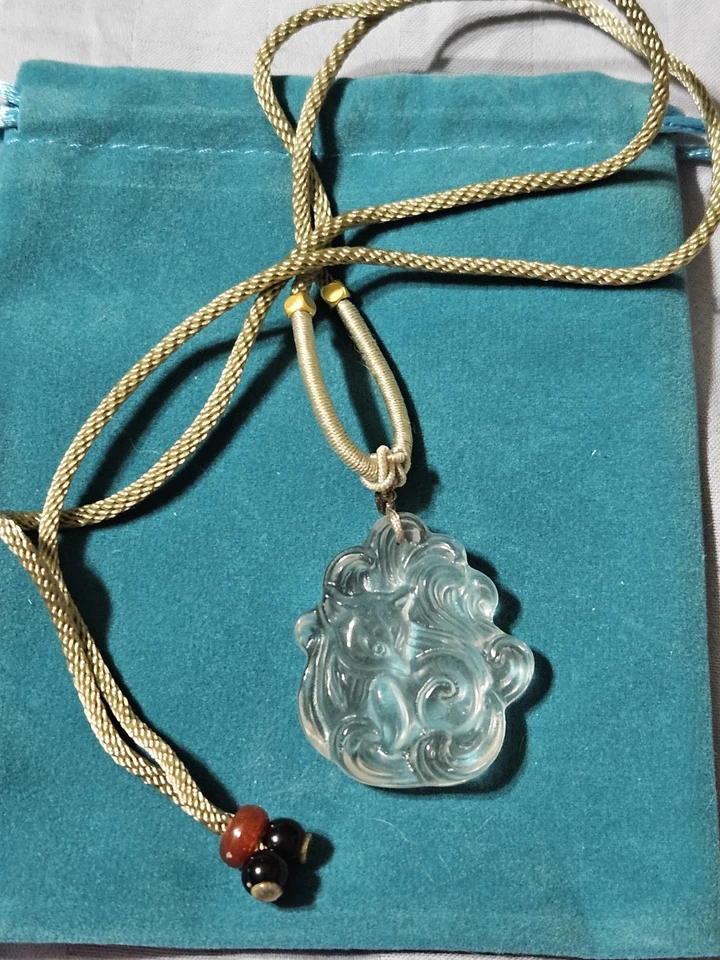 Colgante y collar de cuarzo transparente de 9 colas de zorro Foto 3 de 4