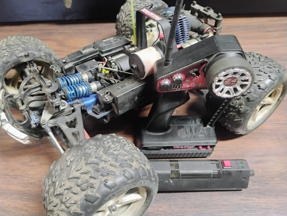 Traxxas Revo 3.3 4wd RTR NITRO Monster Truck - Image 3 of 4