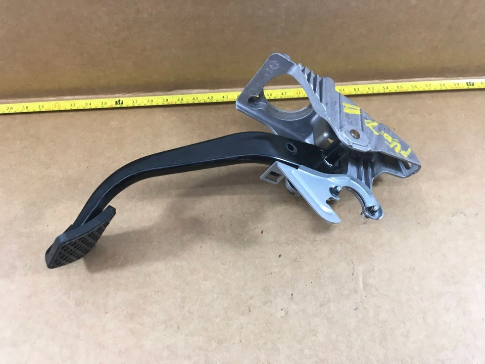 2010 - 2012 LAND ROVER RANGE ROVER HSE BRAKE STOP PEDAL OEM . - Image 3 of 4