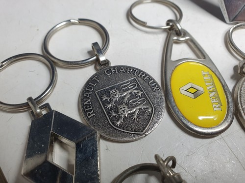 RENAULT VARIOUS KEYCHAIN LOT + BADGE,,,bourbon or others? kechain lh - Picture 4 of 12