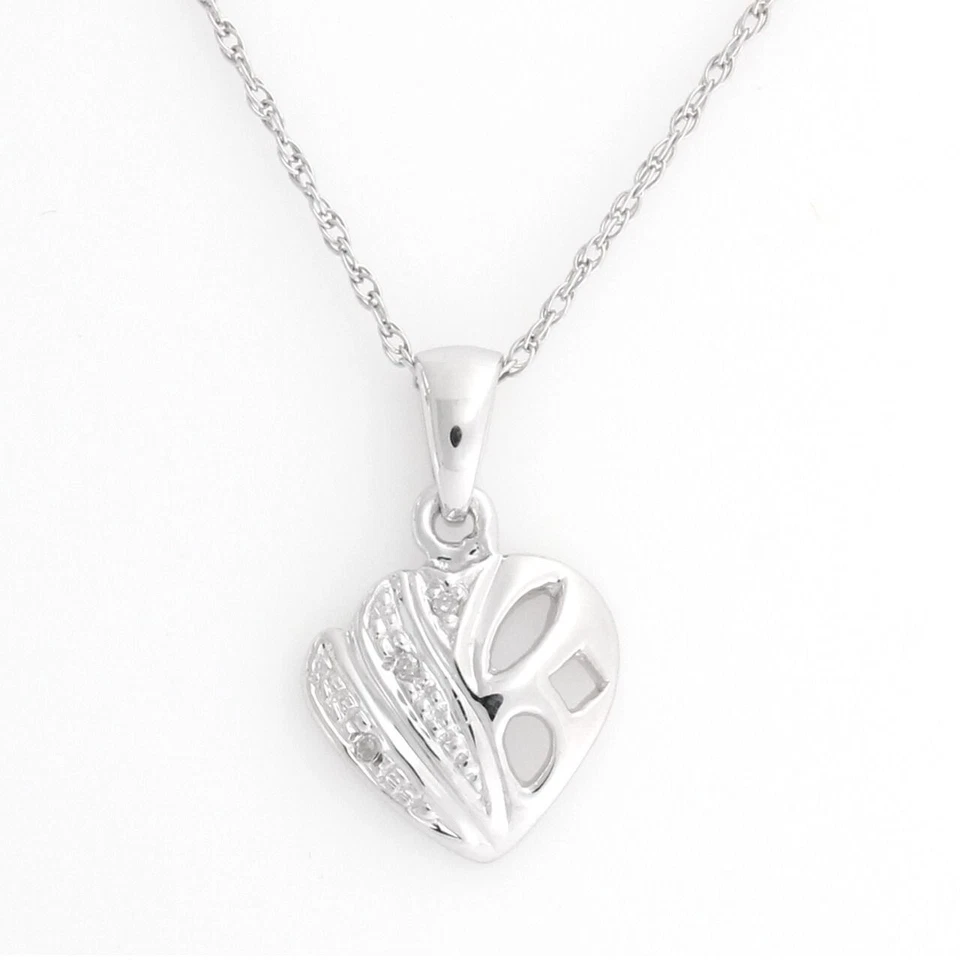 Colgante de corazón con detalles de diamantes blancos enchapados en platino cadena de 18" Foto 4 de 4