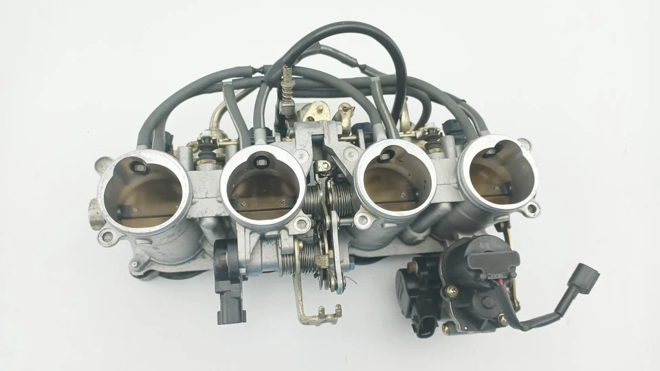 Rampe d'injection YAMAHA R1 2004 à 2006 - Photo 3/4