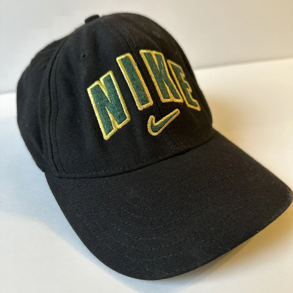 Gorra Nike Años 90 Vintage Negra - Letras Amarillas/Verdes Con Swoosh Centrado Debajo Foto 2 de 4