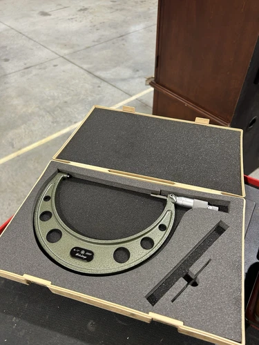 Mitutoyo 103-221a outside micrometer with case