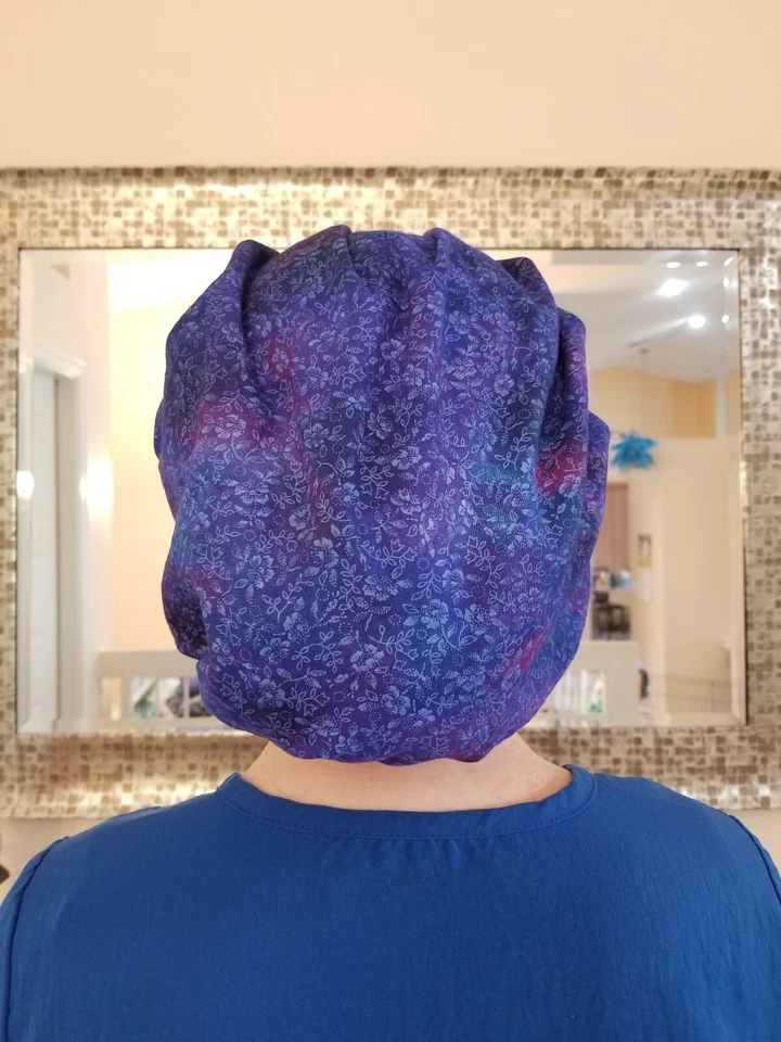 女士 Bouffant 手术帽- Sml 素描花朵蓝色/紫色印花-手工制作美国 — 第 4/4 张图片