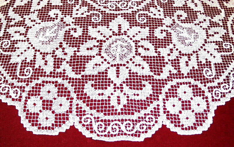 Napperon blanc de 60 cm brodé main idéal pour une table basse de salon