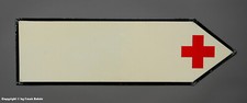 ANTICA INSEGNA IN LATTA - Freccia con simbolo CROCE ROSSA - probabilmente 1935-1945 circa