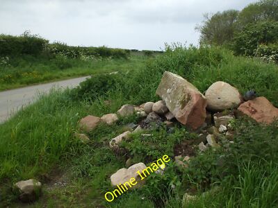 Foto 6x4 gebrochener Torpfosten Hayton\/NY1041 Steinpfahl am Straßenrand. Wenn ich hätte&# c2014