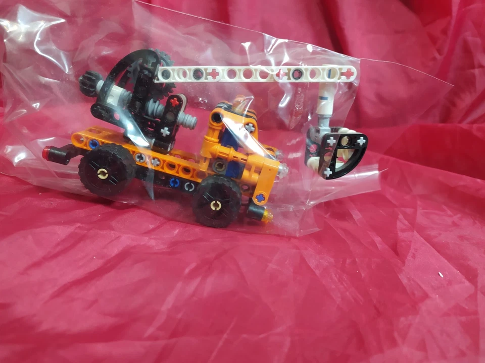 LEGO Technic 42088 Cherry Picker, foto 2 di 5