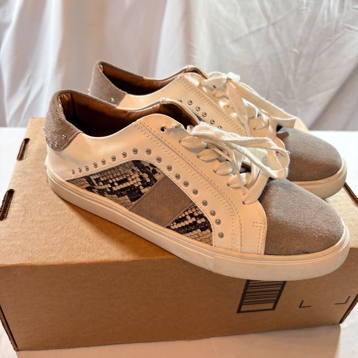 Steve Madden Annita Sneakers Womens 8 White Snakeskin Studded Leather Low Top View 2