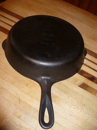 Griswold Small Logo Cast Iron Skillet No. 7-701G Excellent Condition