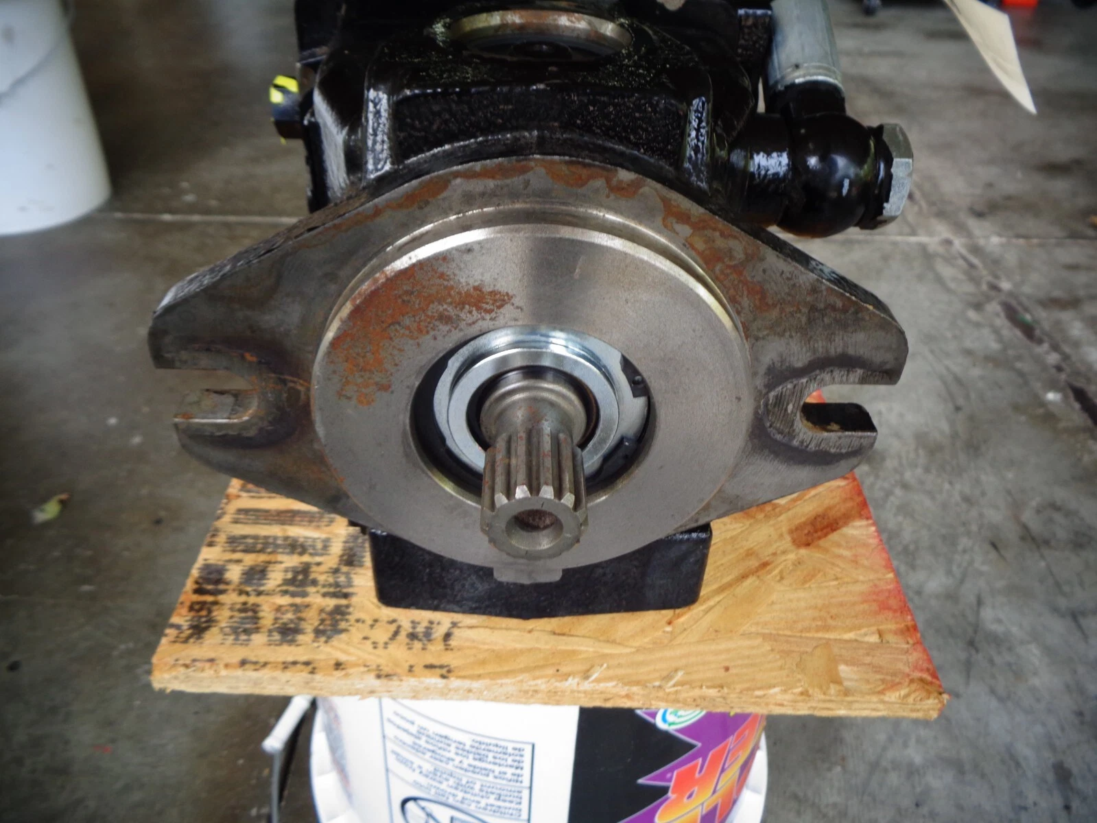 KUBOTA: SCL1000 HST PUMP PART # LP-831-141C GOOD USED TAKE OUT. - Picture 2 of 5