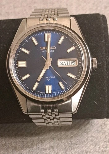 VINTAGE SEIKO 6309-8019 DAY-DATE BLUE DIAL 37mm STAINLESS STEEL AUTOMATIC WATCH.
