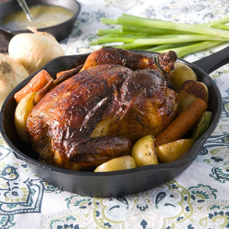 Sartén de hierro fundido Bayou Classic 7430 de 8 pulgadas cuenta con caños perfectos para Foto 4 de 4