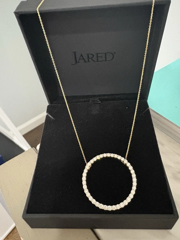 Collar colgante circular de diamantes redondos de 2 quilates y dos en cadena de oro amarillo de 14 quilates (Jared) Foto 4 de 4