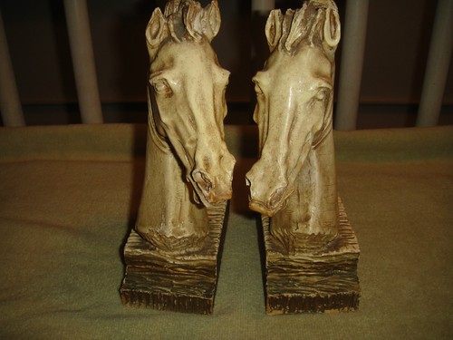 Par de sujetalibros de caballo tallados en resina de madera vintage melena que fluye inusual busto de caballo - Imagen 2 de 12