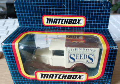 スナップオン 1934 FORD BOX TRUCK ジオラマ付きミニカー 1969 Ford C950 Goodyear Box Truck &1972 Ford F250 4X4 1:64