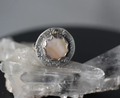 Anillo concha madreperla cabujón piedras preciosas .925 plata esterlina banda talla 7 Foto 1 de 4