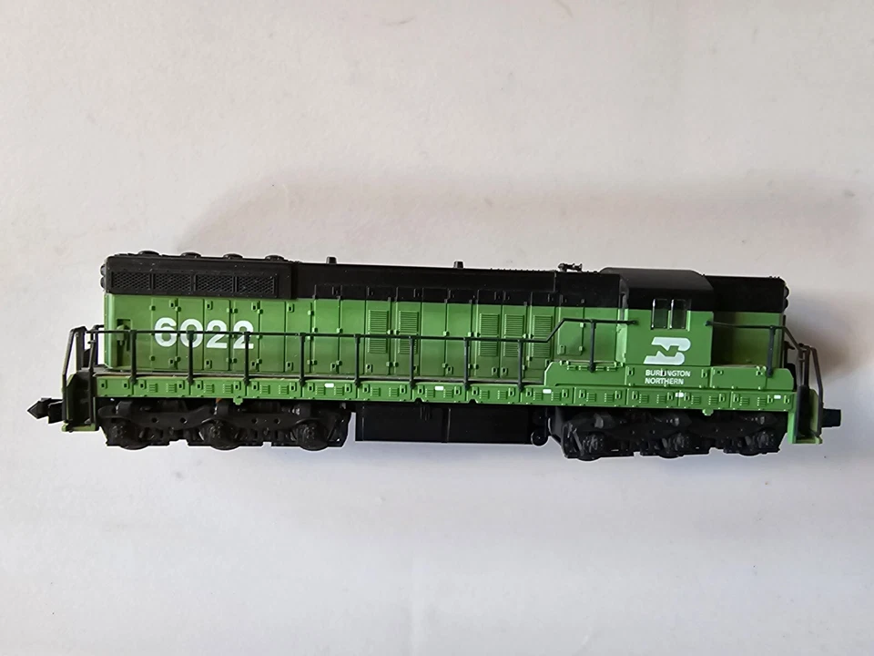 Atlas Item 4516 N Scale Burlington Northern EMD SD 7 Road #6022 BN - Image 2 of 4