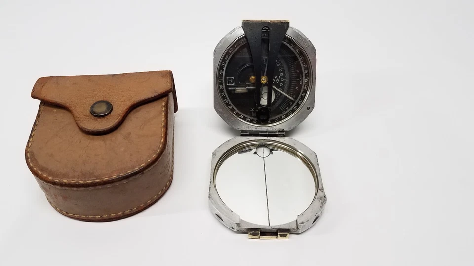 Brújula de tránsito de bolsillo de finales de 1920 D.W. Brunton 26702 con estuche de cuero Foto 2 de 4