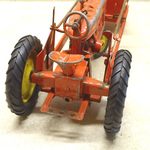 Vintage Tru Scale Tractor With Bucket, Front End Loader, Farm Toy - Picture 5 of 13