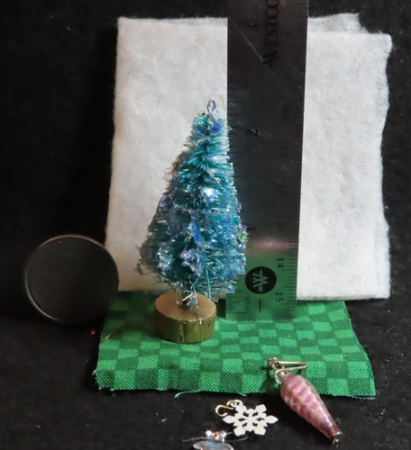 Christmas Mix Tree Snow & Runner Fabric 3 Ornaments 1:12 Mini Creative 1750 - Picture 3 of 3