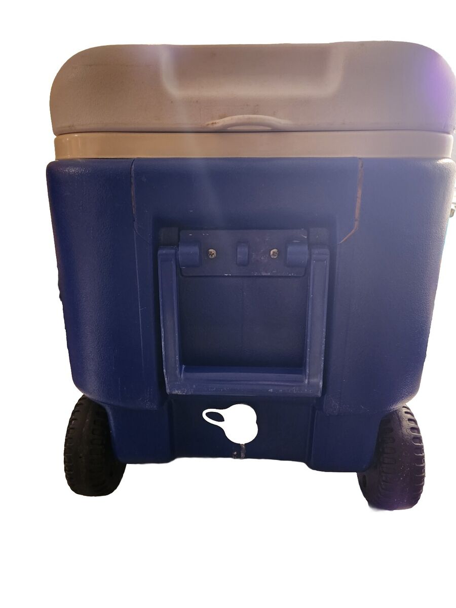 Igloo Cool Roller 38 Qt. With Roller Wheels. Blue And White Igloo Cool Roller 38 Qt. With Roller Wheels. Blue And White