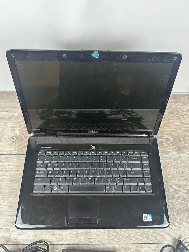 Dell Inspiron 1545 15" Laptop FOR PARTS SCREEN WONT TURN ON - Image 2 of 4